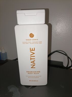 Native Sugar Cookie Nourishing Body Wash - White & Gold